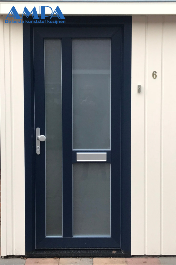 Kunststof Voordeur blauw met brievenbus en 3 ramen