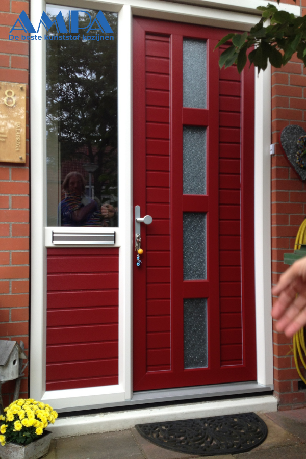 Rode kunststof voordeur met houtlook