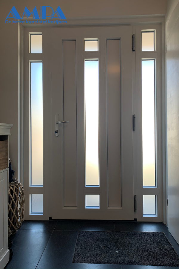 Stijlvolle witte kunststof voordeur met ramen aan twee kanten