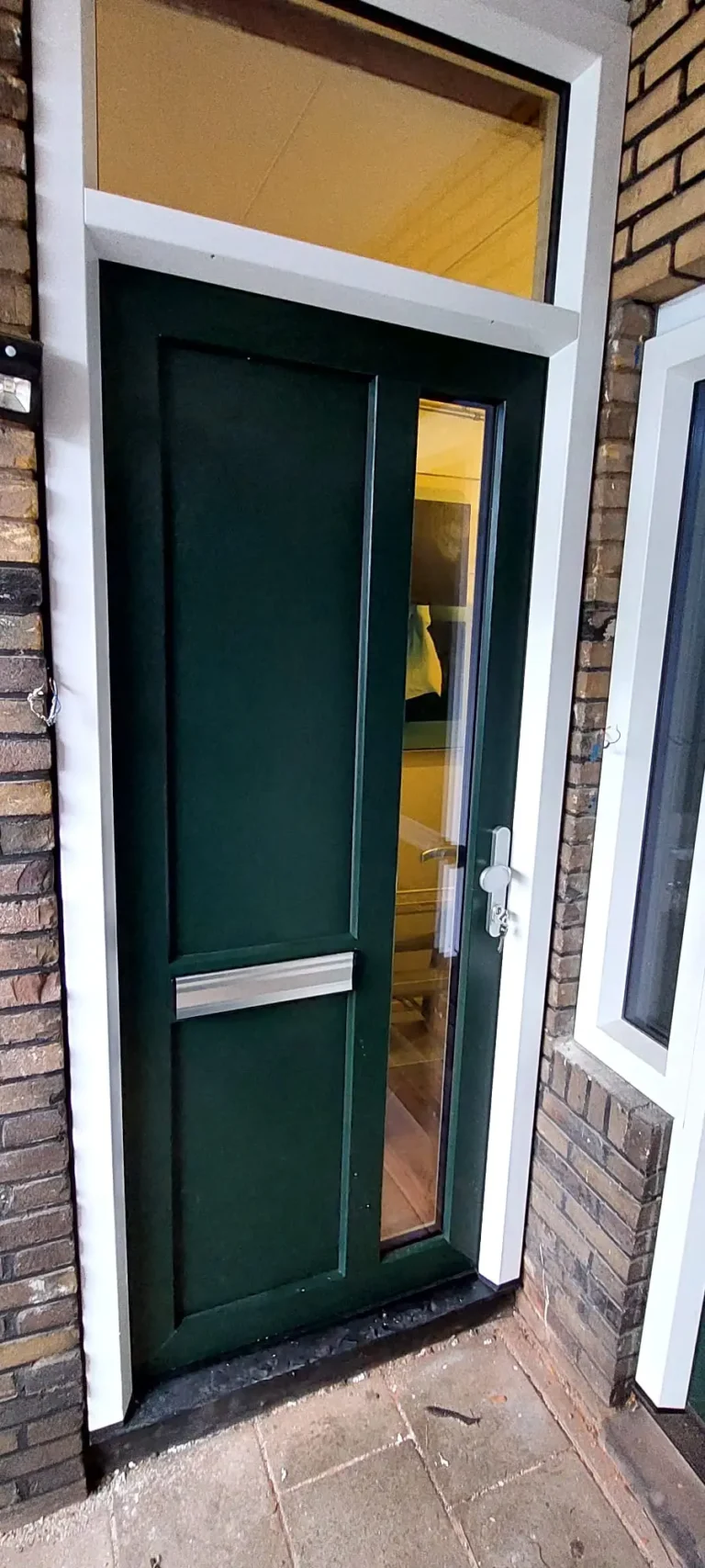 Donkergroene kunststof voordeur in utrecht - AMPA Kunststof kozijnen