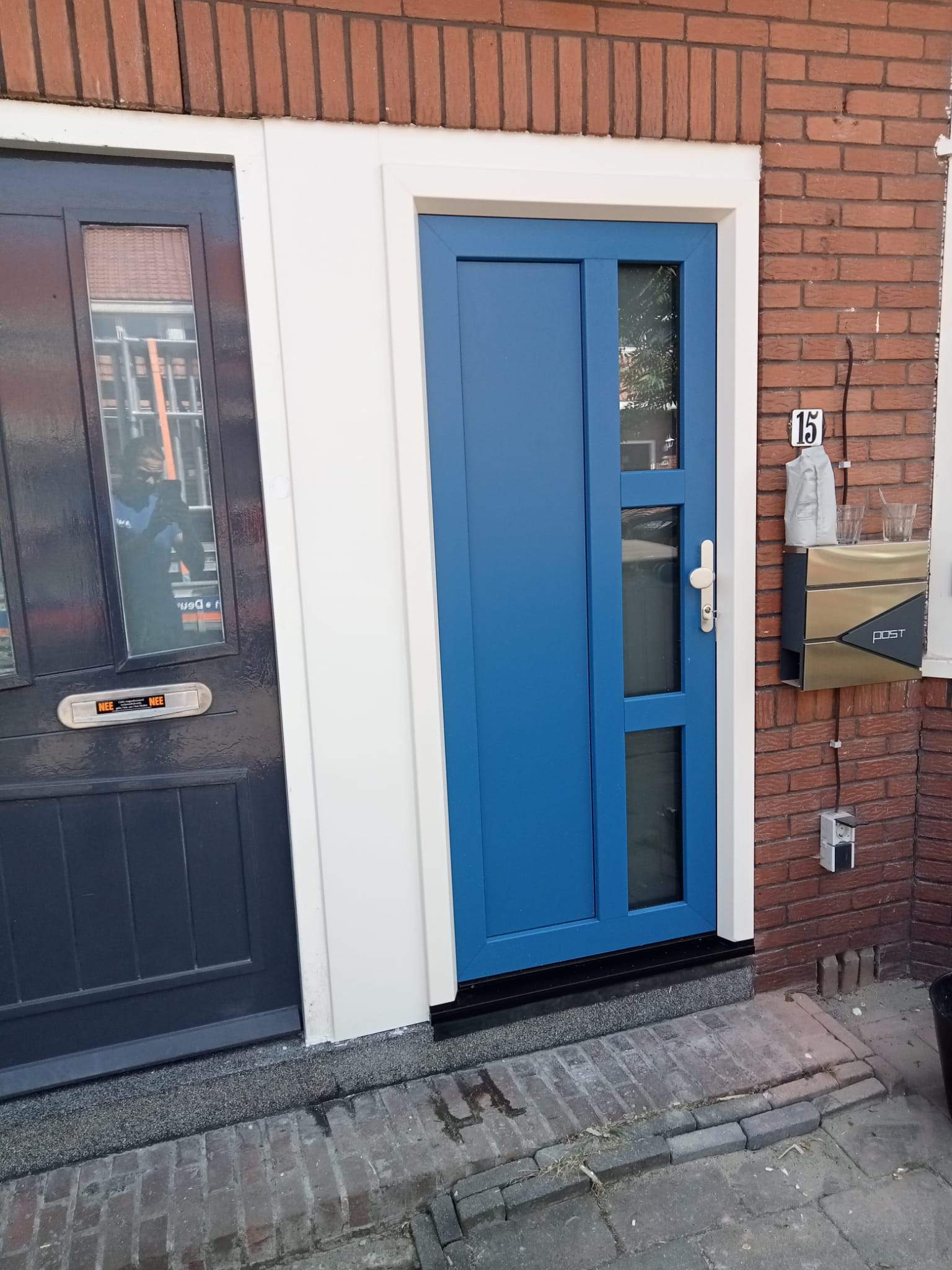 Kunststof blauwe deur van AMPA Wormerveer