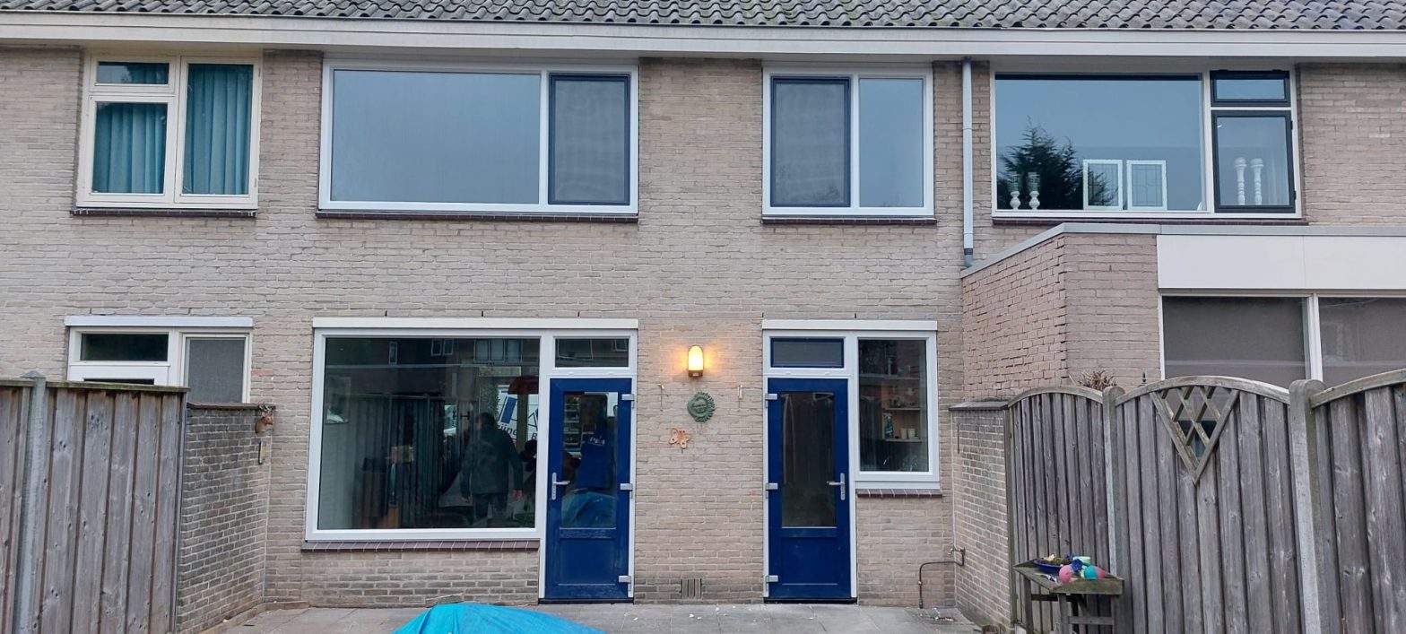 Kunststof deur blauw door AMPA in Hengelo