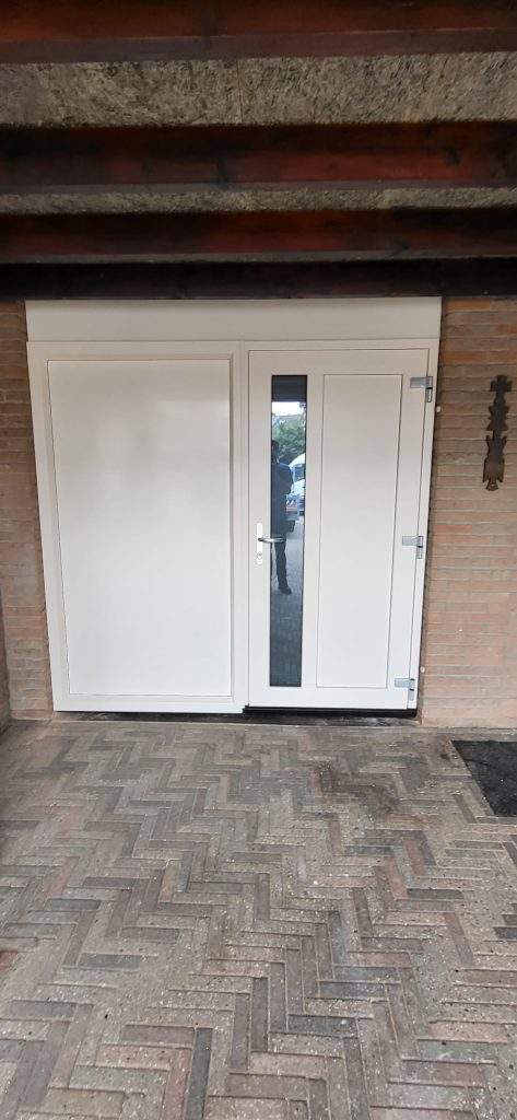 Kunststof deur met zijpaneel door AMPA in Hengelo
