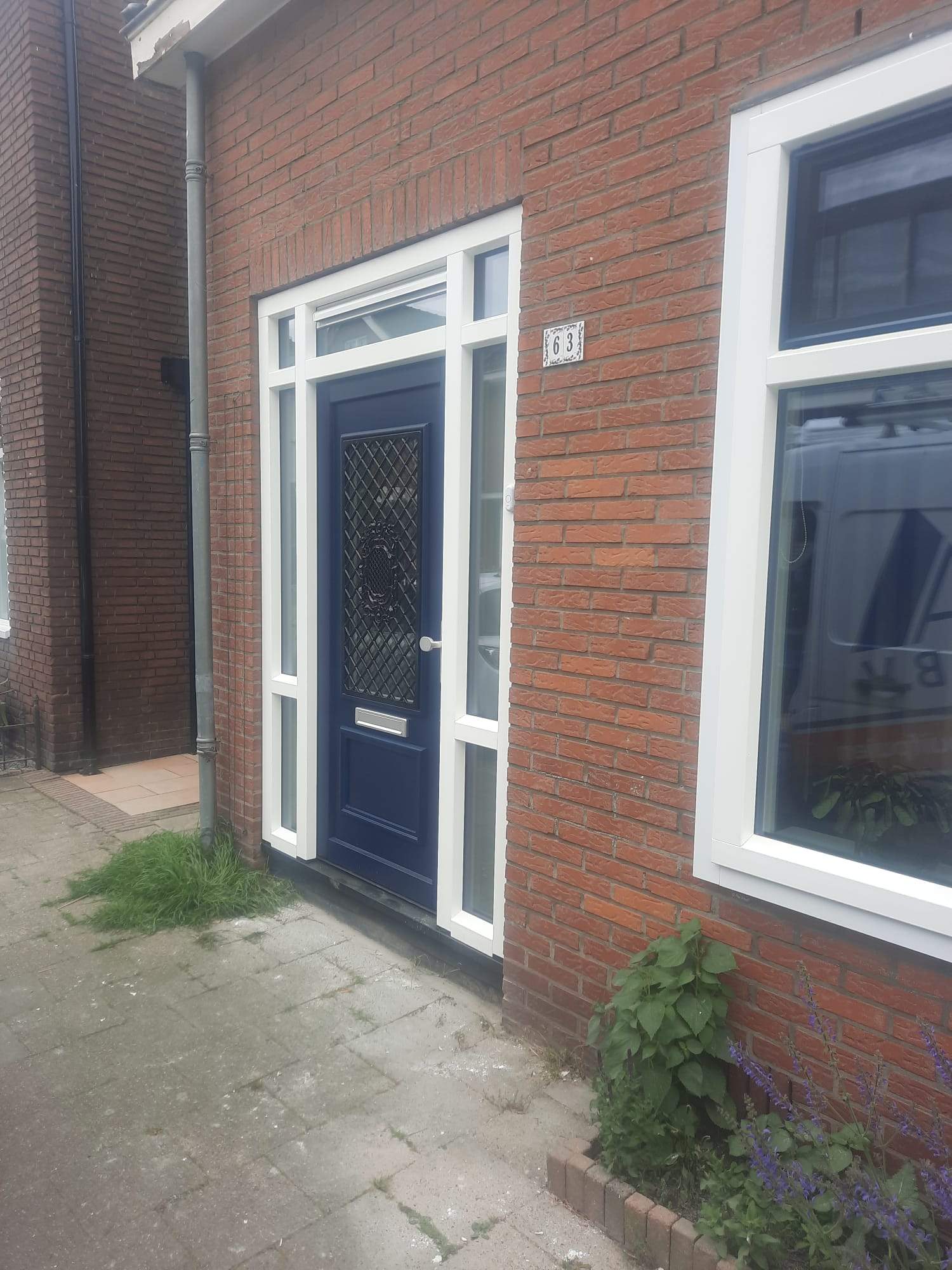 Kunststof kozijnen en blauwe voordeur door AMPA in Hengelo