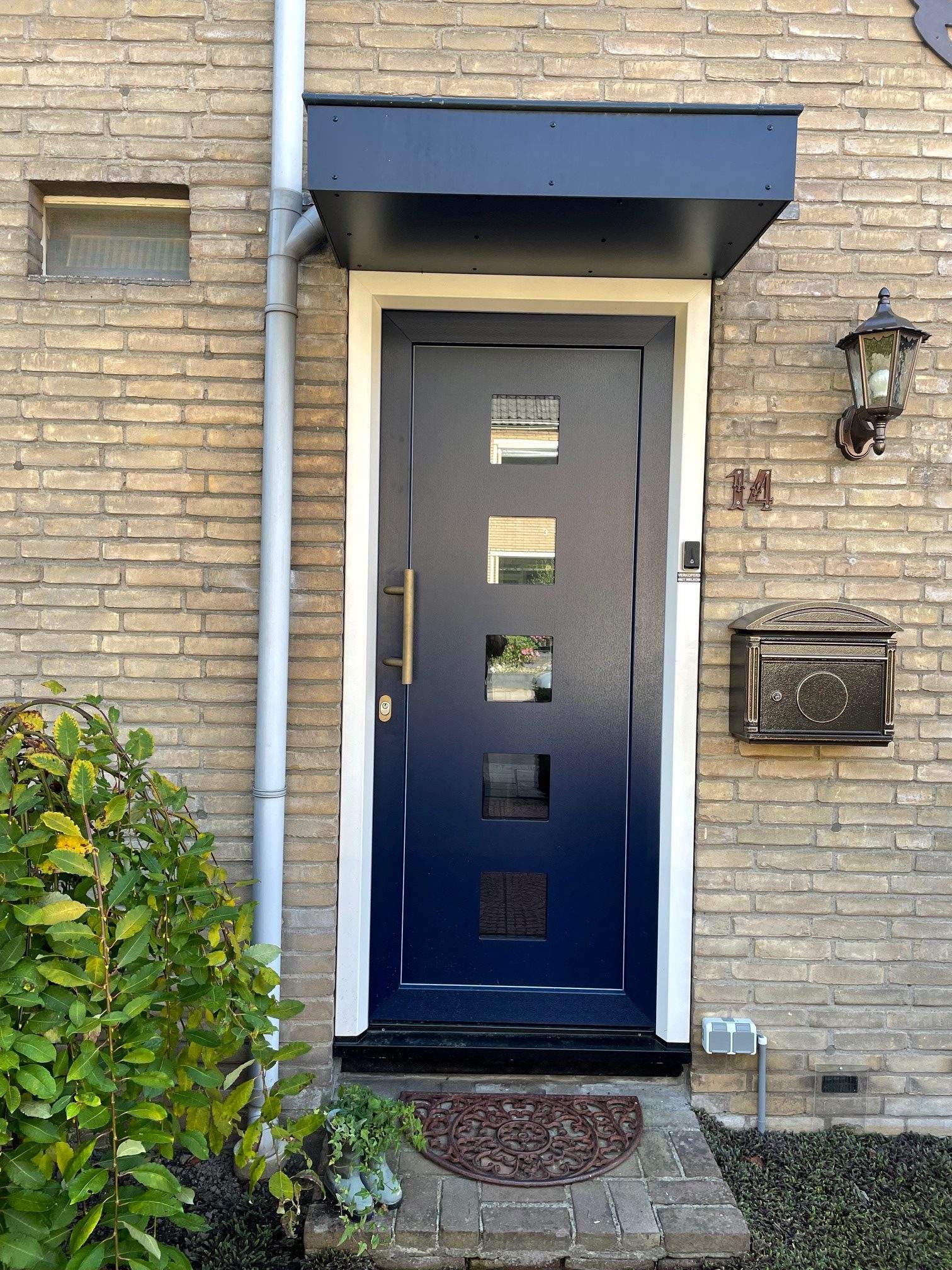 Voordeur kunststof blauw met overkapping Deventer AMPA