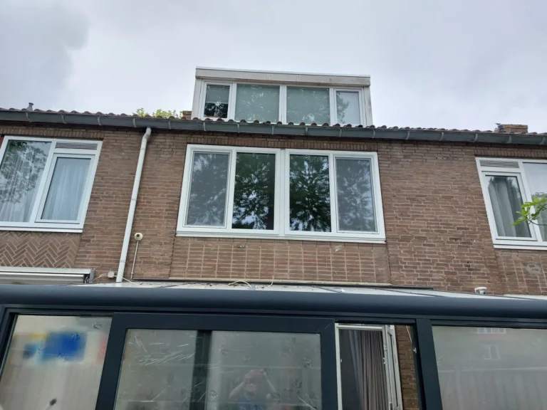 Witte kunststof kozijnen en dakkapelrenovatie in Amsterdam - AMPA Kunststof kozijnen