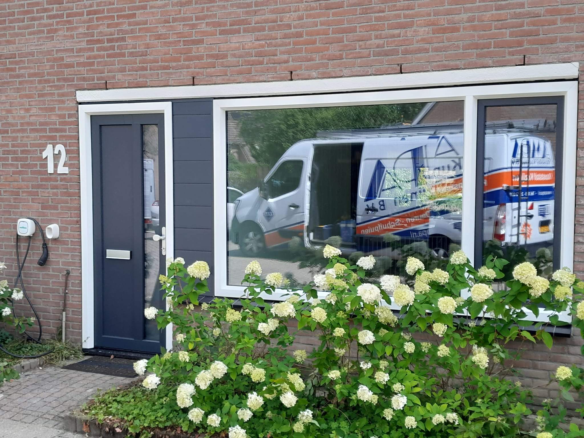 Zwolle blauwe kunststof kozijnen en deur van AMPA