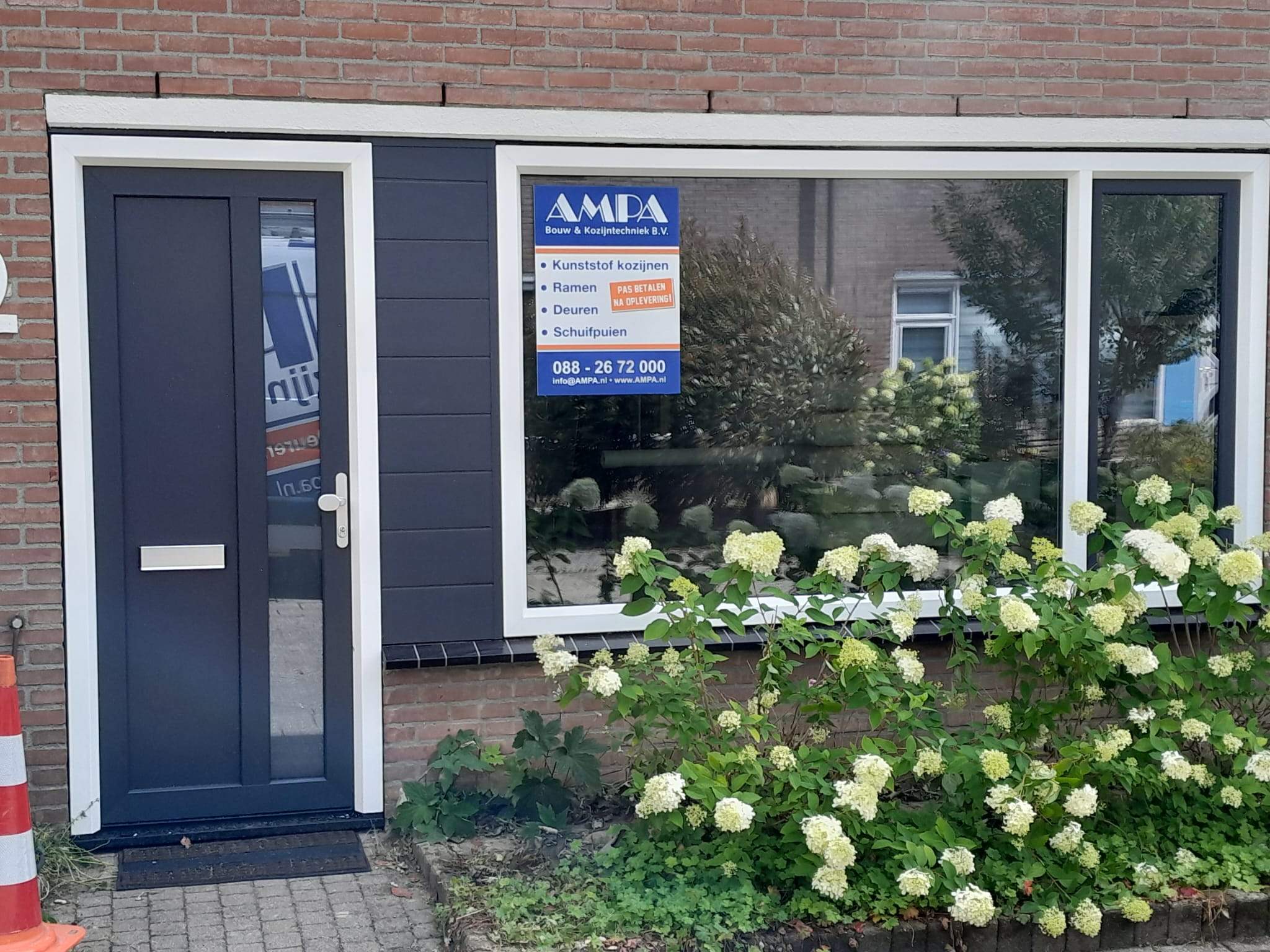 Zwolle wit blauwe kunststof kozijnen en deur van AMPA