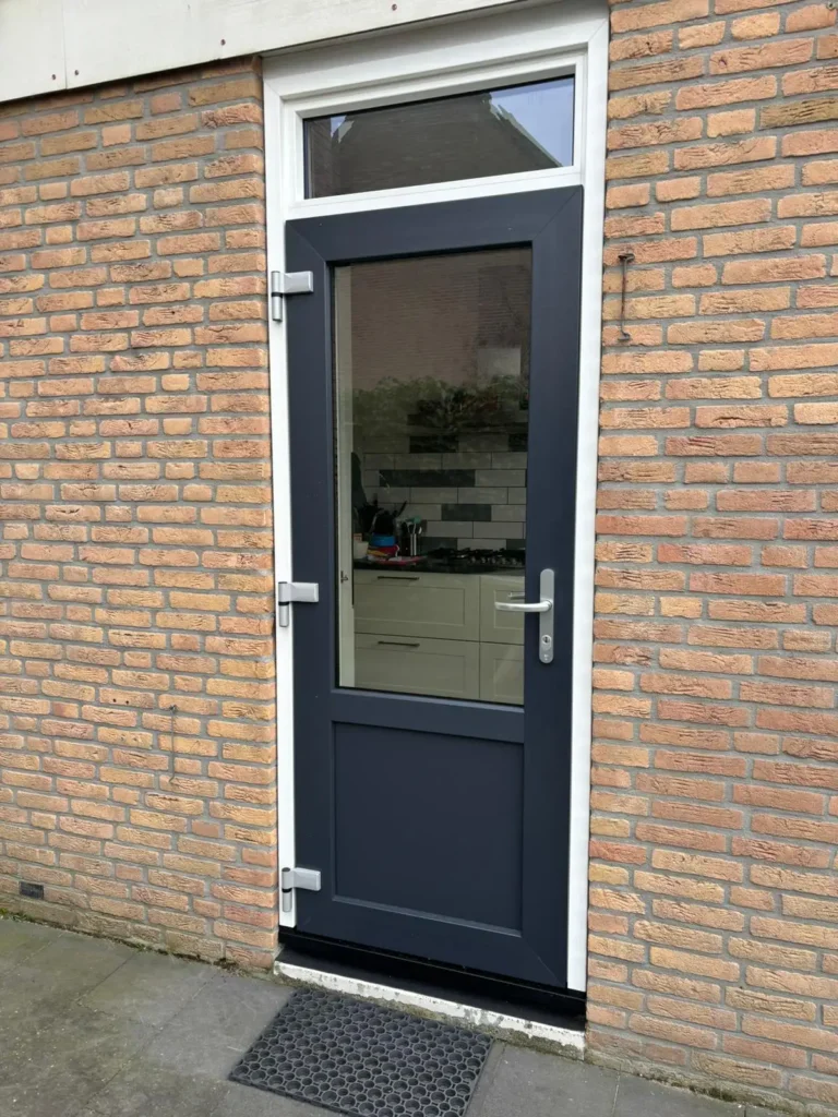 Buitenkant antraciet kleurige tuindeur in Huizen, geplaatst door AMPA