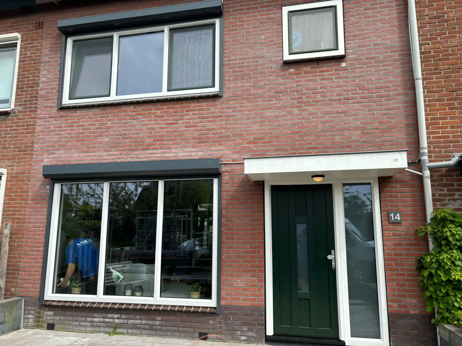 Groene kunststof voordeur, groene screens en witte kunsstof kozijnen met groene draaikiepdelen in Ankeveen - AMPA Kunststof Kozijnen