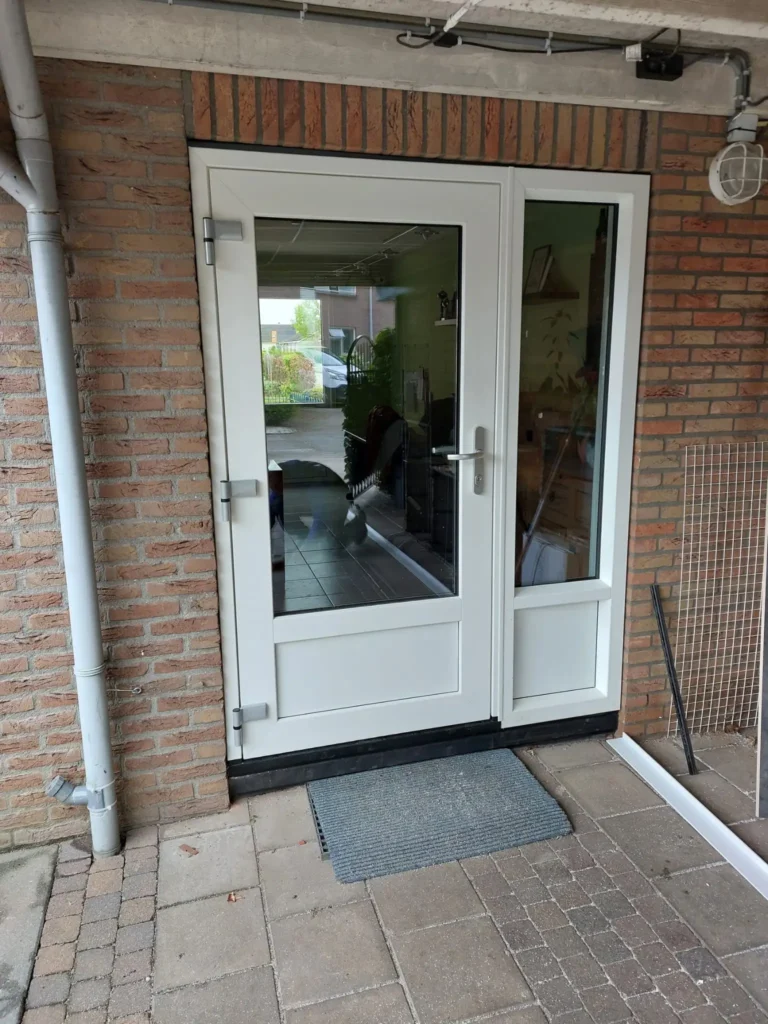 Kunststof Achterdeur in de kleur wit inclusief een zijraam in witte kleur - Ophemert - AMPA Kunststof Kozijnen