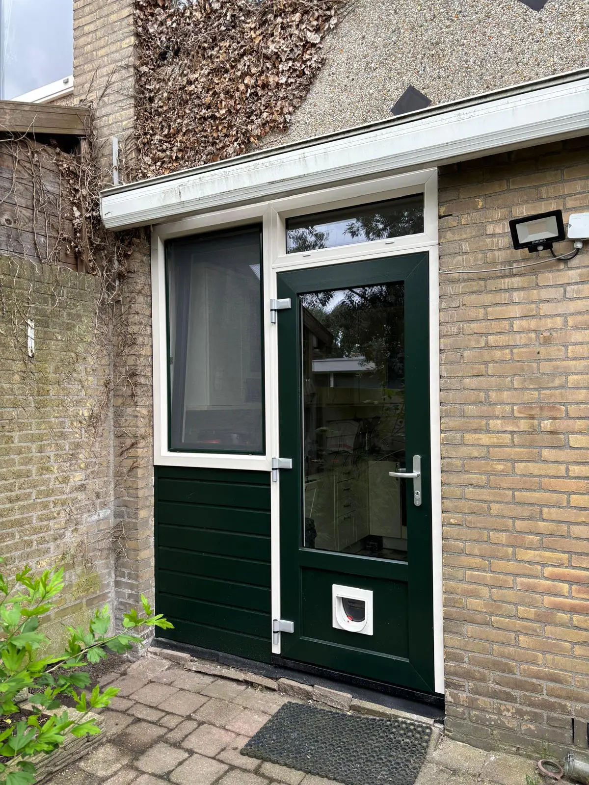 Kunststof achterdeur donkergroen met kattenluik en zijraam in Heenvliet - AMPA kunststof kozijnen