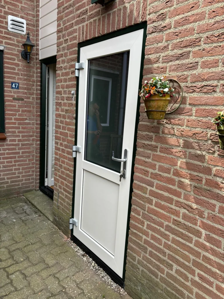 Schuurdeur witte kunststof - AMPA Kunststof kozijnen in Huissen