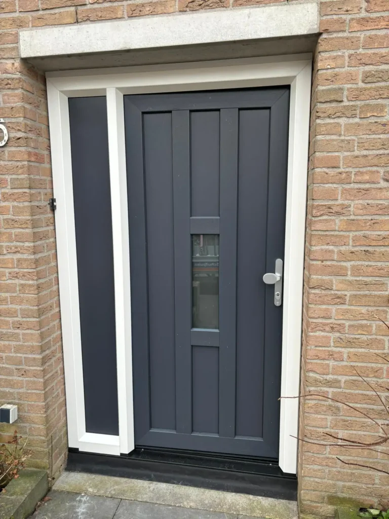 Voordeur antraciet buitenkant in Huizen, Geplaatst door AMPA