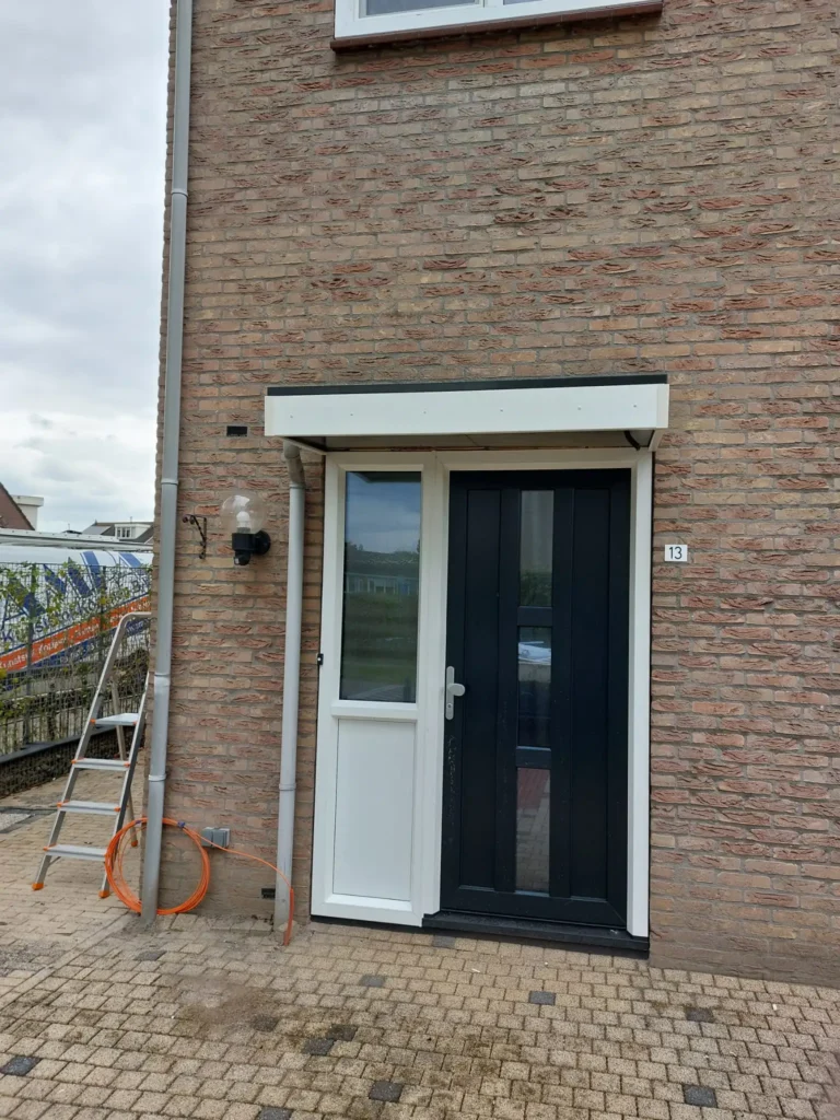 Witte kozijnen en nieuwe kunststof voordeur zwart - Geplaatst in Ophemert - AMPA Kunststof Kozijnen