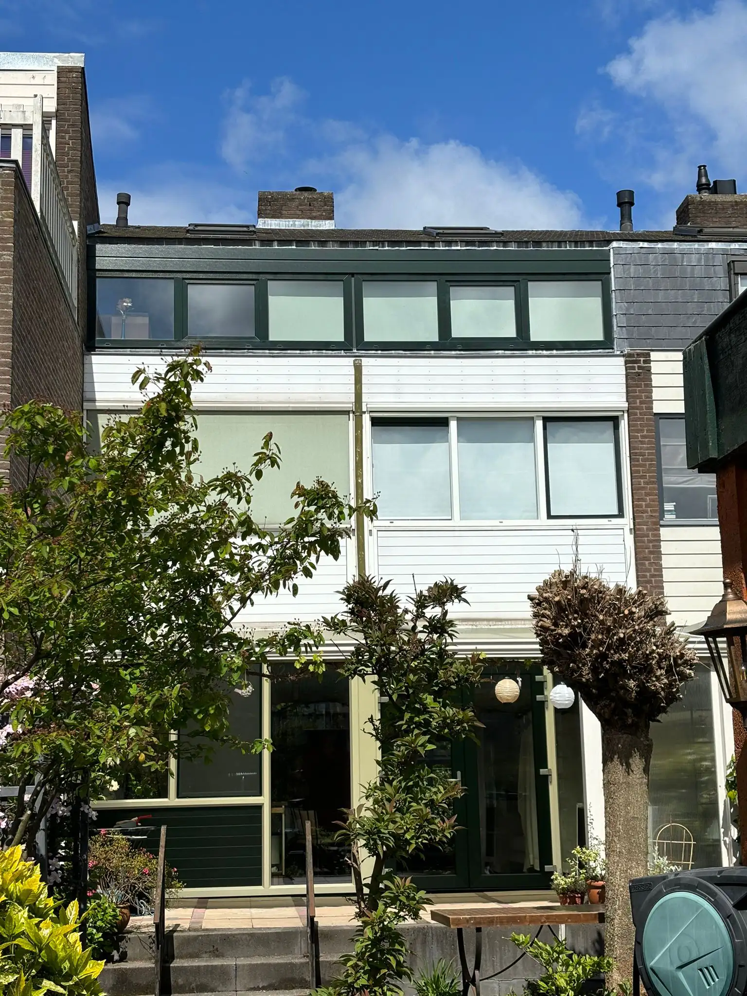 Woning in Wassenaar voorzien van Kunststof kozijnen in wit & groen - AMPA kunststof kozijnen.