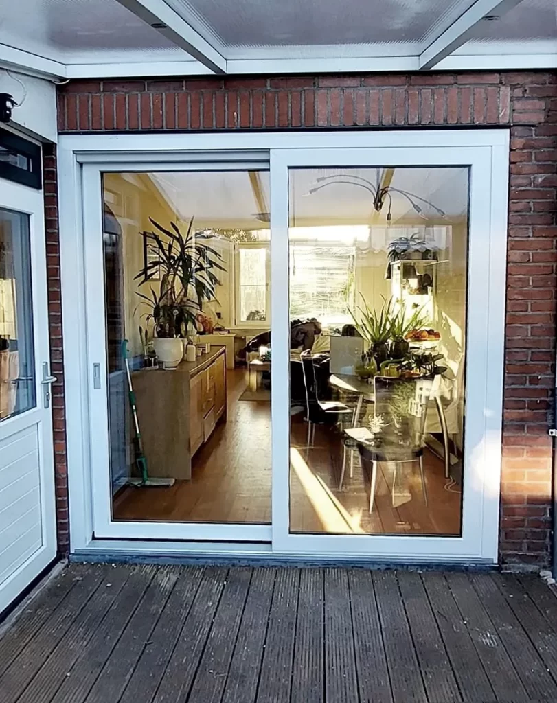 Smalle-witte-schuifpui-AMPA-Kunststof kozijnen Beverwijk