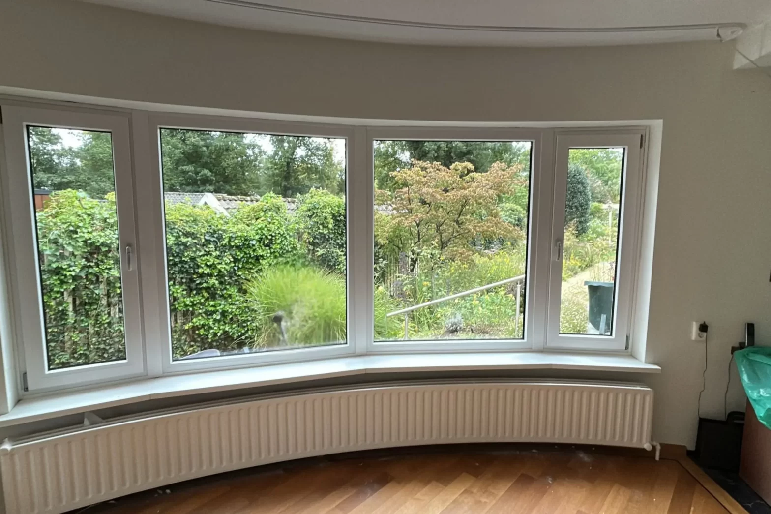 Witte kunststof kozijnen van binnenuit in Ommen