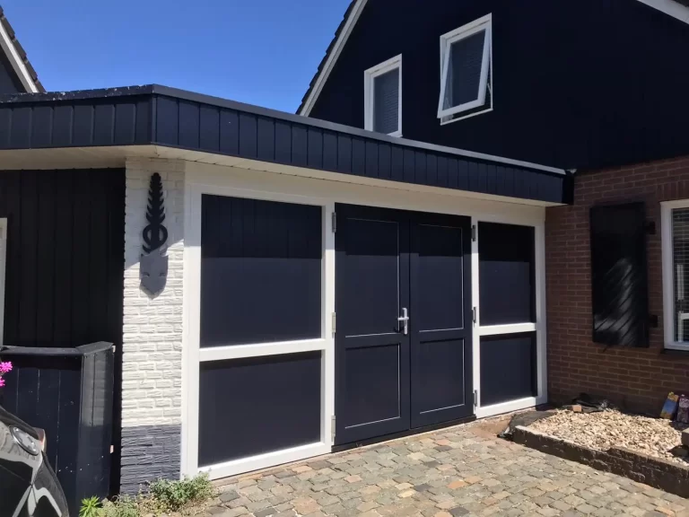 Garagedeur kunststof blauw met gevelrenovatie geplaatst door AMPA kunststof kozijnen